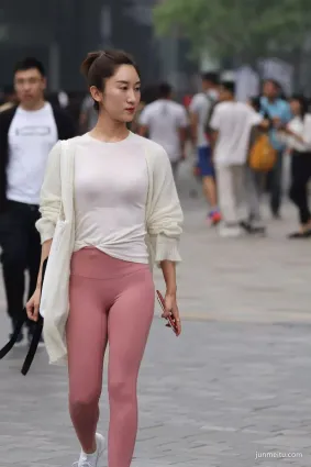 街拍身姿豐腴，穿粉色緊身褲一個人逛街