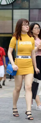 包臀短裙豐腴大白腿飽滿氣質女郎