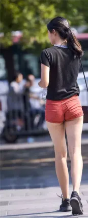 街拍高挑熱褲白皙修長長腿渾圓挺翹完美身材氣質女郎