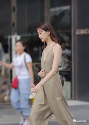 街拍顔值高身段好平平淡淡的美
