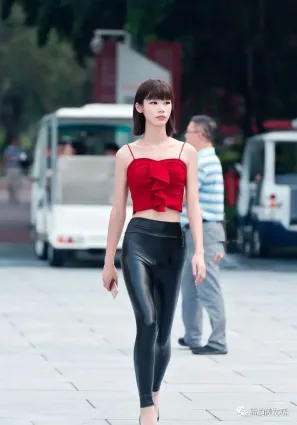 街拍紅色吊帶搭配皮褲，唯美感悄然間綻放