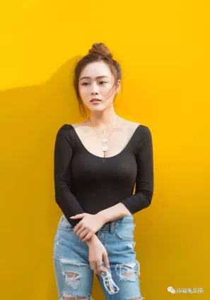 街拍膚白貌美，身材有圍