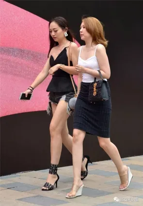 街拍靓麗的兩姐妹出街