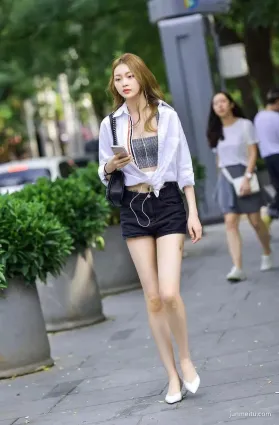 街拍小姐姐紋身很隐蔽