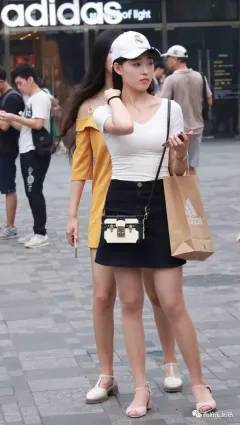 街拍白加黑時尚穿搭美哒哒顔值高