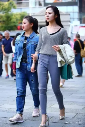 街拍緊身牛仔褲好身材白皙氣質漂亮女郎