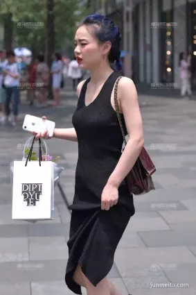 街拍黑色連衣裙氣質高挑女郎