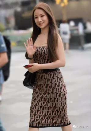 街拍披肩發時尚一字肩美搭顔值高身段好