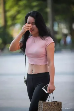 街拍披肩發緊褲時尚燈大美美眉