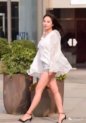 街拍白色紗衣搭配高跟鞋，帶來優雅的風情