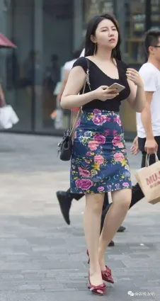 街拍極品，碎花裙真漂亮！