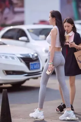街拍緊身褲美女，前凸後翹好身材超級正點