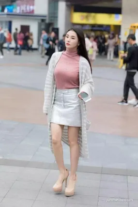 街拍身姿豐腴，美腿的長發淑女小姐姐