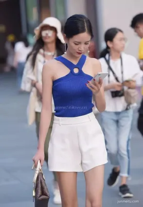 街拍時尚低頭族小姐姐。