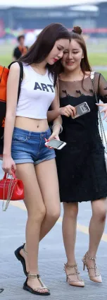 街拍牛仔熱褲長發美顔值高