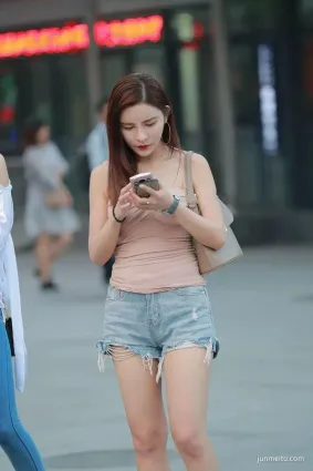 街拍一字肩配牛仔熱褲，秀出長腿的魅力
