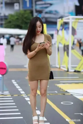 街拍咖啡色緊身裙搭配，讓魅力升華