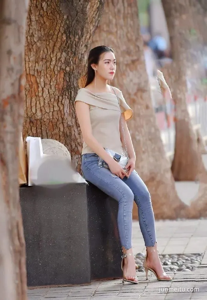 Street Snap: Standing Up, Great Curves photo 1