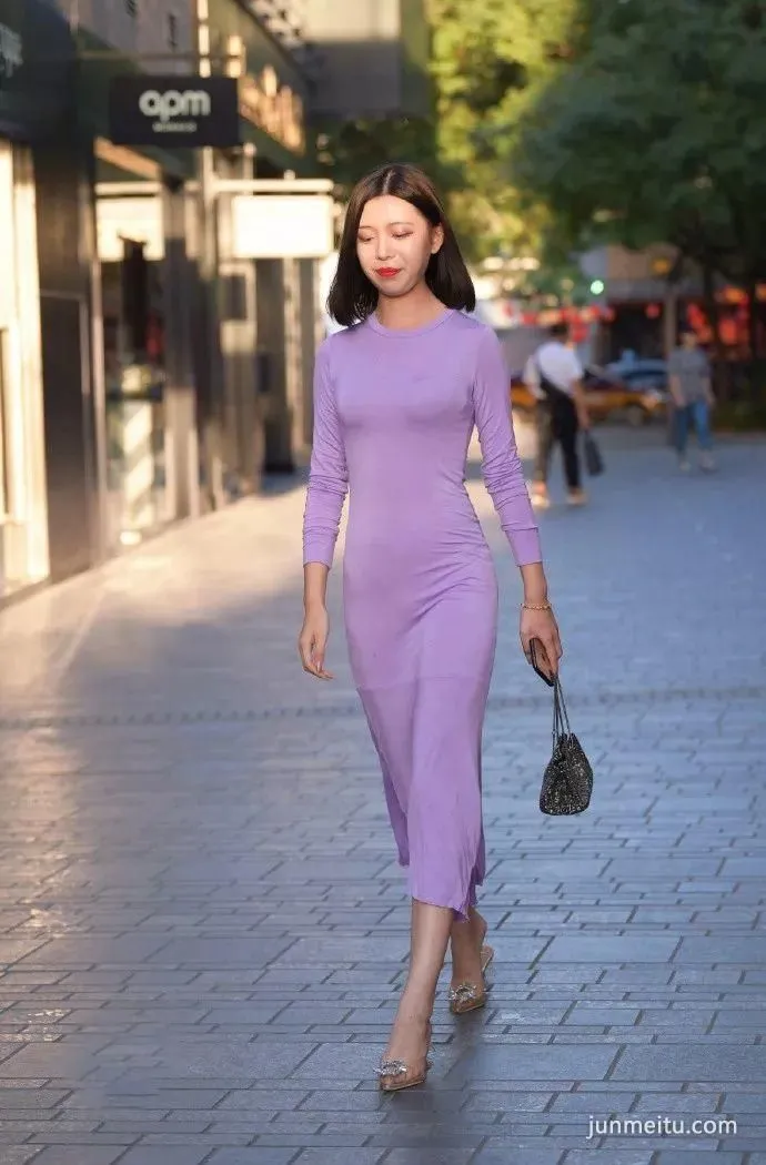 Street Snap: This dress, she did not pull it off photo 1