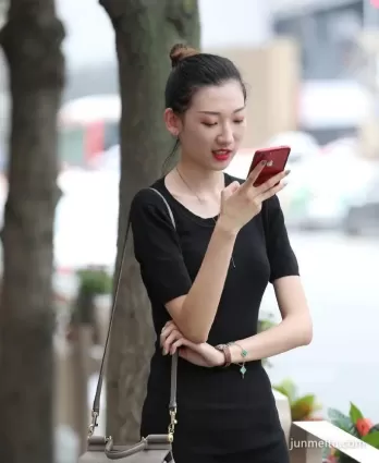 街拍打電話的長腿好身材黑裙小姐姐
