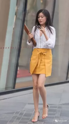 街拍黃色半身裙搭配白色襯衫，展露氣質有灑脫自如