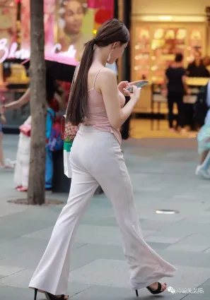 街拍眉清目秀高顔值穿搭簡約時尚美