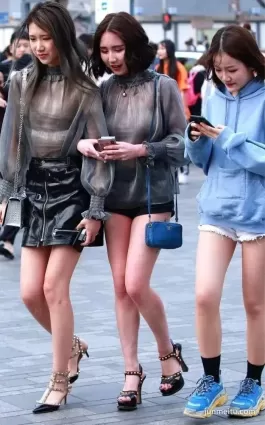 街拍高挑熱褲雪白如玉長腿氣質姐妹花時尚三人行