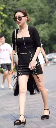 街拍高挑白皙大長腿氣質不凡風韻動人豐腴墨鏡女郎