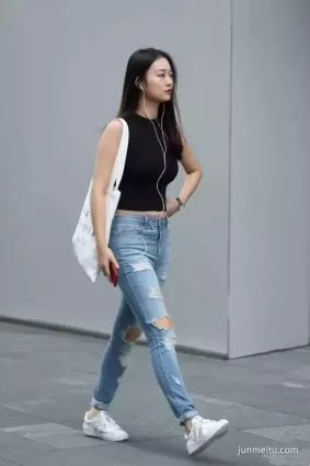 街拍破洞牛仔褲露臍裝清新時尚白皙漂亮妹紙