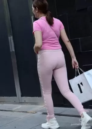 街拍高挑緊身褲長腿豐腴渾圓飽滿挺翹身材不錯氣質女郎
