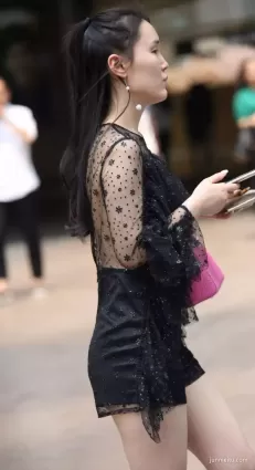 街拍薄紗露背高挑熱褲雪白豐腴雙腿挺翹渾圓氣質女郎