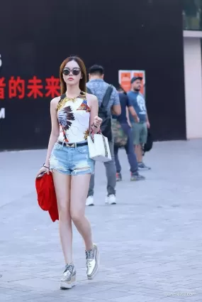 街拍牛仔熱褲高挑雪白如玉大長腿小蠻腰飽滿氣質女郎