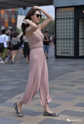 街拍粉色連體褲搭配