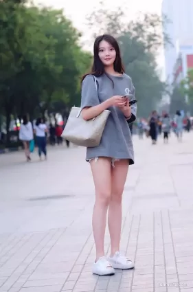 街拍高挑熱褲雪白如玉美腿修長雙腿青春靓麗氣質妹紙