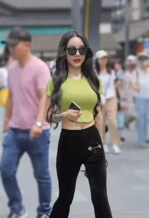 街拍波浪卷發及腰時尚穿搭顔值高燈大美