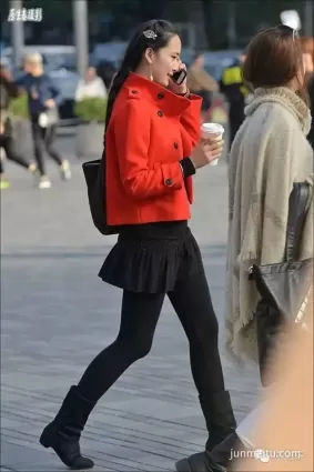 街拍深秋北京絲襪美女真性感！（組圖）