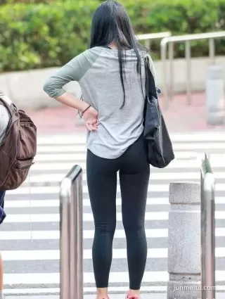 街拍緊身褲渾圓挺翹修長豐腴雙腿好身材氣質漂亮妹紙