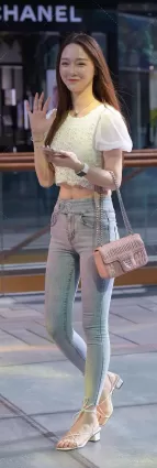 街拍眉清目秀的美眉緊牛褲身段好
