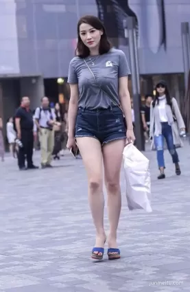 街拍回眸的瞬間