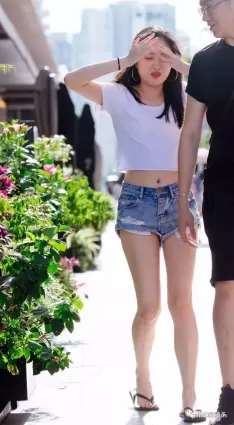 街拍超短牛仔熱褲雪白如玉大白腿露臍裝小蠻腰氣質美女