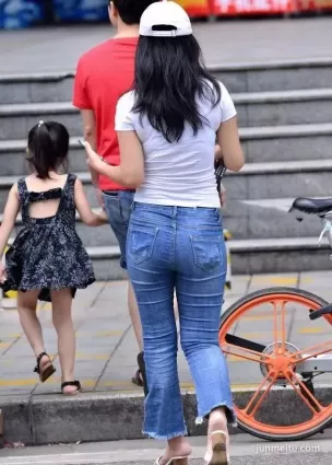 街拍緊身破洞牛仔褲豐腴挺翹渾圓飽滿堅挺白皙氣質女郎