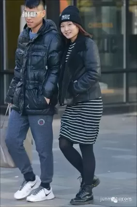 街拍寒冬北京絲襪美女秀美腿！（組圖）
