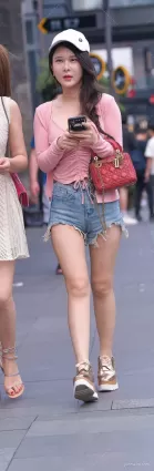 街拍牛仔熱褲簡約時尚美哒哒！！