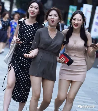 街拍微胖女生緊身連衣裙搭配