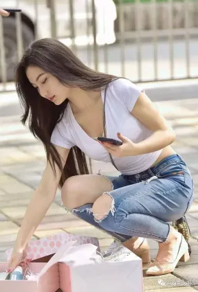 街拍女神彎腰的一刹那