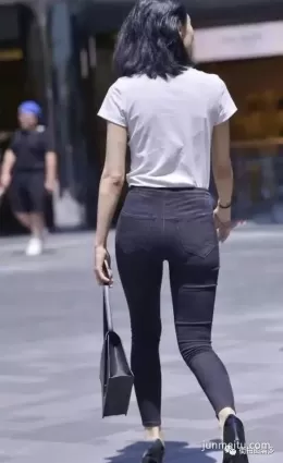 街拍緊身牛仔褲完美身材女郎豐腴挺翹成熟之美