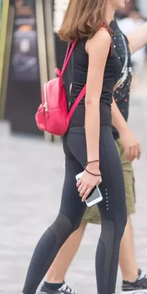 街拍高挑豐腴渾圓飽滿堅挺黑色緊身褲長腿氣質美女