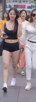 街拍緊身熱褲大長腿裝時尚氣質漂亮女郎