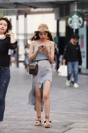 街拍吊帶開叉裙搭配，很有都市名媛的氣質