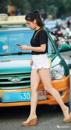 街拍熱褲豐腴修長大白腿渾圓飽滿氣質時尚女郎